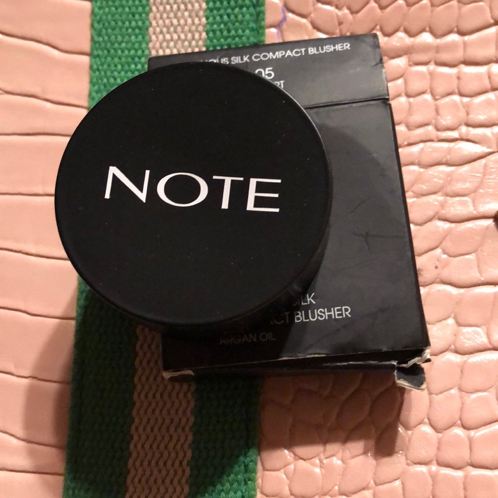 Note luminous silk compact blush